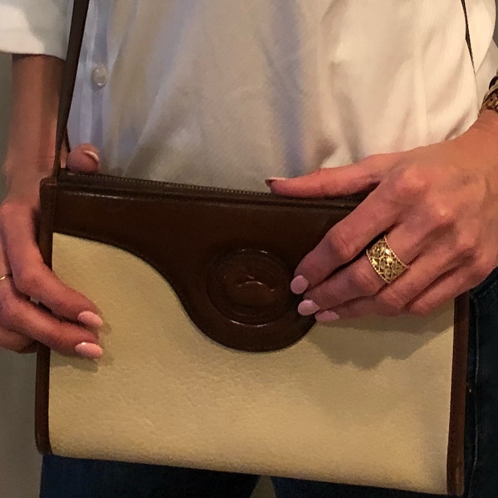 ⭐️ Classic Dooney & Bourke Tan and Beige Bag ⭐️